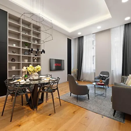 Moody Velvet Art Loft, Steps From Great Synagogue!