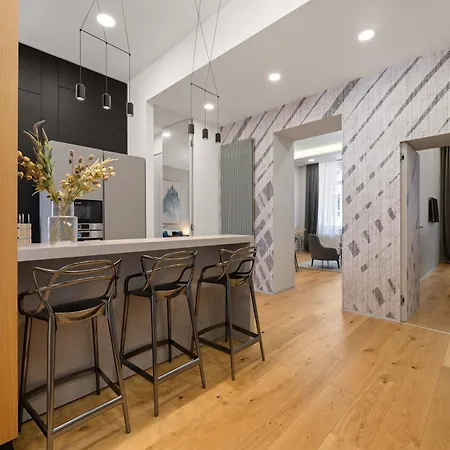 Moody Velvet Art Loft, Steps From Great Synagogue!