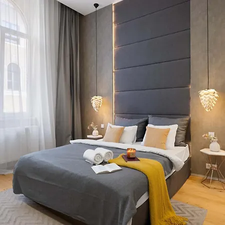 Moody Velvet Art Loft, Steps From Great Synagogue! Apartament *