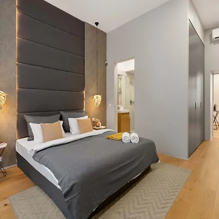 Moody Velvet Art Loft, Steps From Great Synagogue! Budapesta