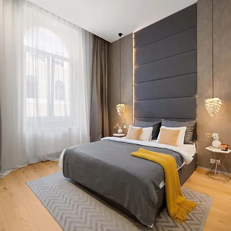 Moody Velvet Art Loft, Steps From Great Synagogue! Apartament Budapesta