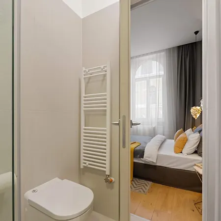 Apartament Moody Velvet Art Loft, Steps From Great Synagogue!