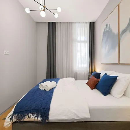 Moody Velvet Art Loft, Steps From Great Synagogue! Apartament