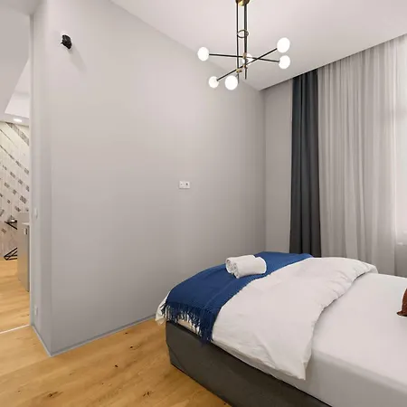 Moody Velvet Art Loft, Steps From Great Synagogue! Apartament *