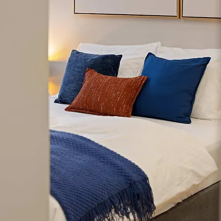 Moody Velvet Art Loft, Steps From Great Synagogue! Apartament