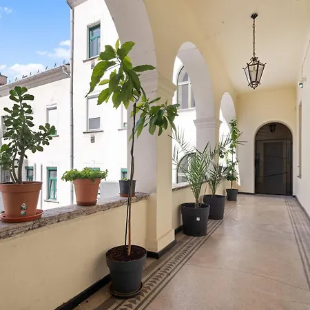 Moody Velvet Art Loft, Steps From Great Synagogue! Apartament