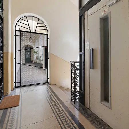 Apartament Moody Velvet Art Loft, Steps From Great Synagogue! Budapesta