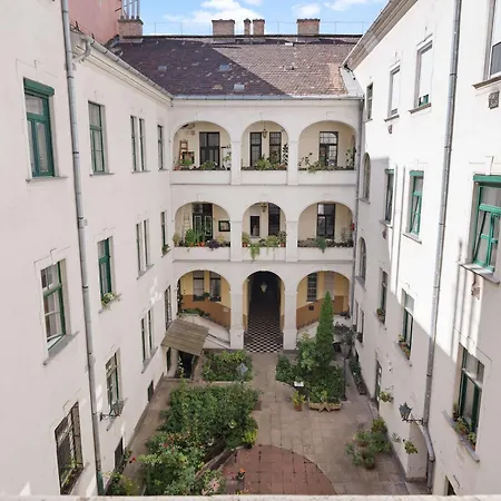 Moody Velvet Art Loft, Steps From Great Synagogue! Apartament Budapesta