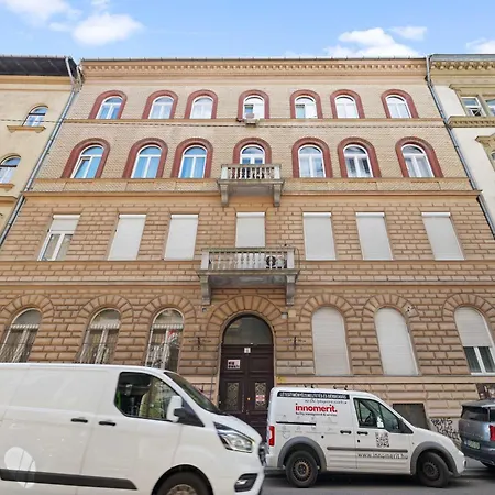 Apartament Moody Velvet Art Loft, Steps From Great Synagogue! Budapesta