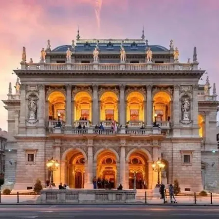 Apartament Moody Velvet Art Loft, Steps From Great Synagogue! Budapesta
